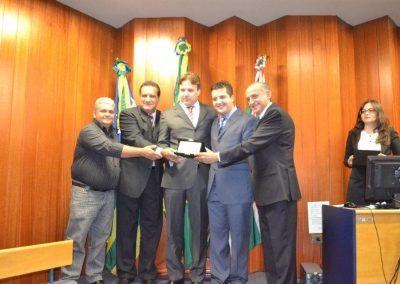 Prof. Dr. Eduardo Camelo de Castro recebendo uma homenagem pelos relevantes serviços profissionais prestados a Reprodução Humana Assistida na cidade de Goiânia